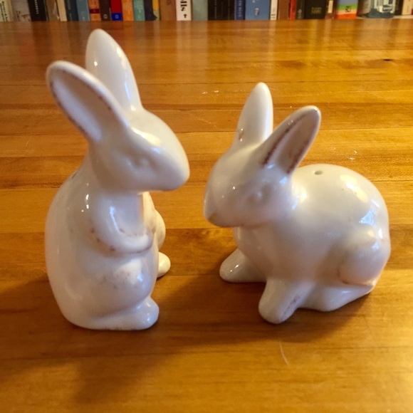 Adorable bunny salt and pepper shakers - Picture 3 of 3
